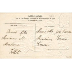 n°26439 - Carte Gaufrée - Heureux Anniversaire - Garçon offrant des roses à une jeune fille