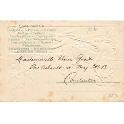 n°26520 - Carte Gaufrée - Heureuses Pâques - Lièvres habillés transportant un panier rempli d'oeufs