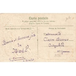n°26536 - Carte Gaufrée - Joyeux Noël - Ange gardien tenant une plume près d'un village