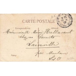 n°26577 - Carte Gaufrée - Bonne Année - Ange portant une valise, marchant dans la neige