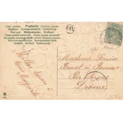 n°26585 - Carte Gaufrée - Fantaisie - Jeune fille tenant un bouquet de violettes