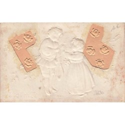 n°26630 - Carte Gaufrée - Clapsaddle - Amitié - Fillette offrant un bouquet à un garçon