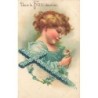 n°26642 - Carte Gaufrée - Clapsaddle - Dans la Foie : Douceur - Enfant regardant une marguertie près d'une croix