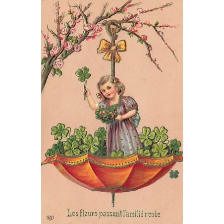 n°26666 - Carte Gaufrée - Les fleurs passent l'amitié reste - Fillette debout dans une ombrelle remplie de trèfles