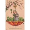n°26666 - Carte Gaufrée - Les fleurs passent l'amitié reste - Fillette debout dans une ombrelle remplie de trèfles