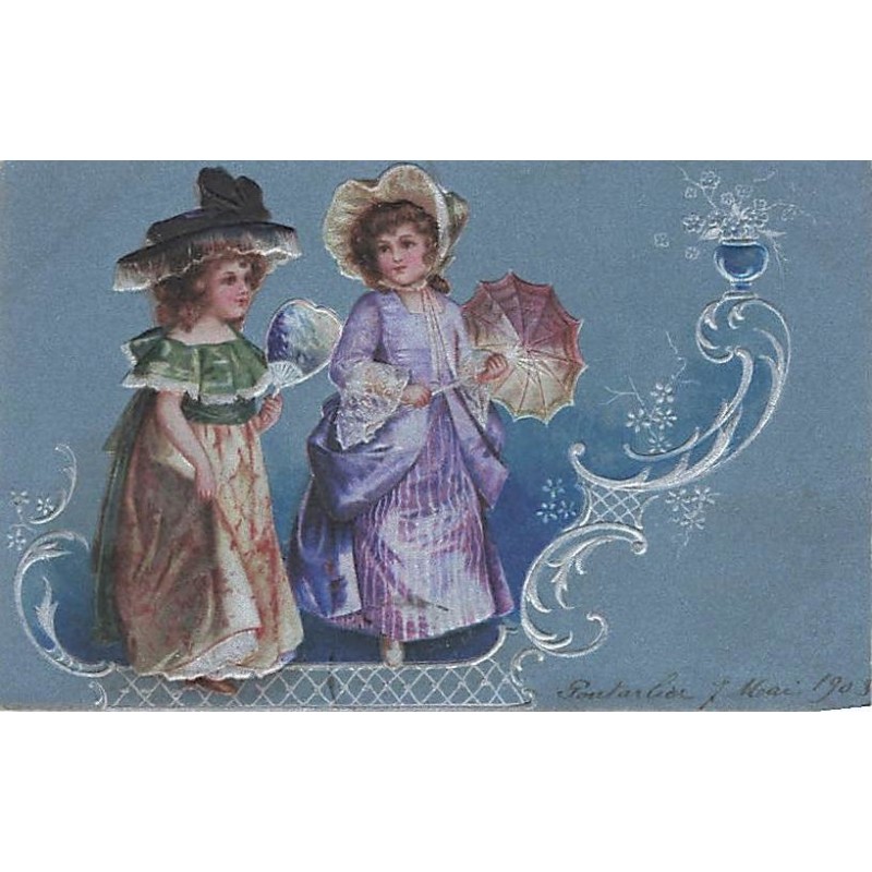 n°26747 - Carte Gaufrée - Clapsaddle - Deux jeunes filles se promenant, l'une tenant une ombrelle