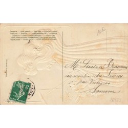 n°26823 - Carte Gaufrée - Heureuse Année - Femme regardant un collier dans son coffrret
