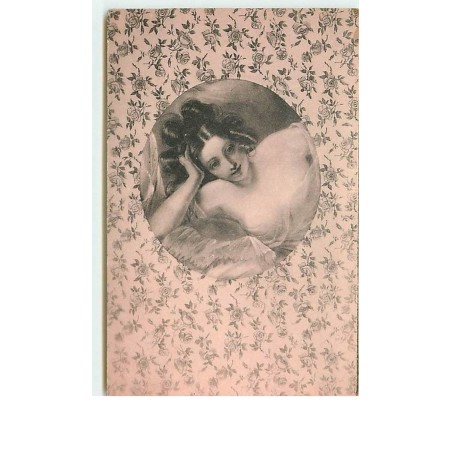n°12915 - Jeune femme acoudée à un oreiller