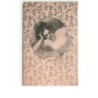 n°12915 - Jeune femme acoudée à un oreiller