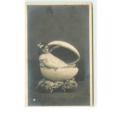 n°12942 - Fillette assise...