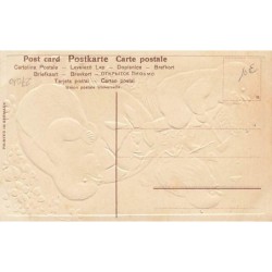 n°27010 - Carte Gaufrée - Joyeuses Pâques - Enfants déguisés en poussins jouant avec des poussins