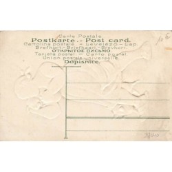 n°27040 - Carte Gaufrée - Fantaisie - Femme câlinant des cochons