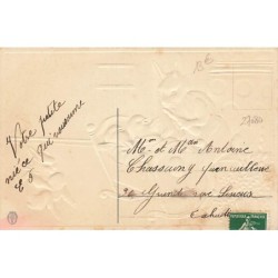 n°27080 - Carte Gaufrée - Joyeuses Pâques - Lièvre habillé donnant un biberon à des poussins