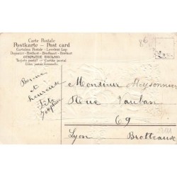 n°27181 - Carte Gaufrée - Bonne Fête - Fillette remplissant une tasse à un petit cour d'eau
