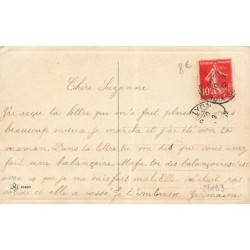 n°27193 - Fantaisie - Fillette pleurant en voyant sa poupée cassée, près d'un chien