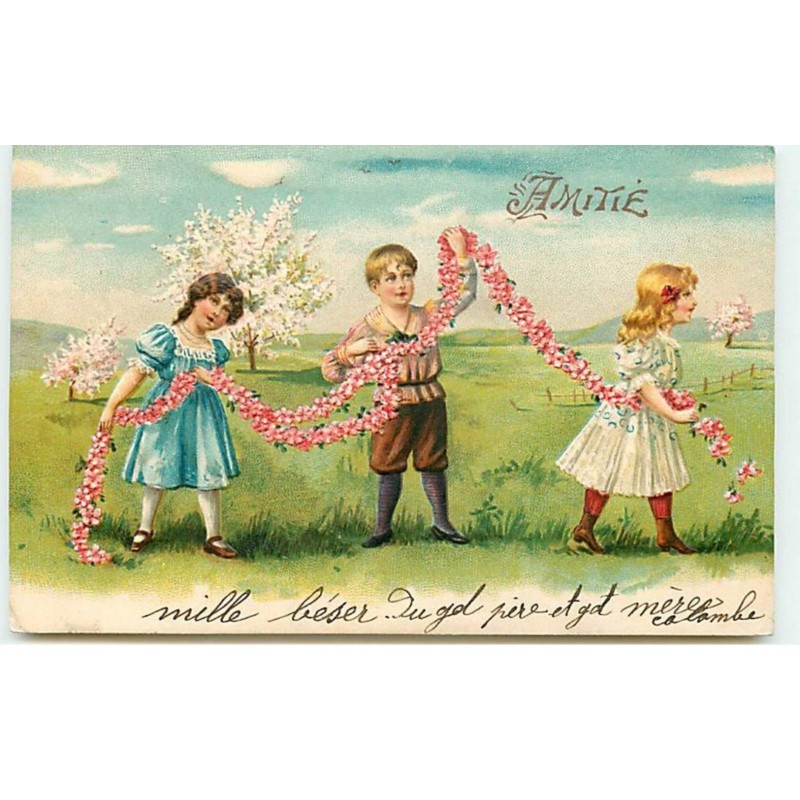 n°12993 - Carte Gaufrée - Amitié - Enfants jouant avec une guirlande de fleurs