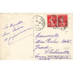 n°27195 - Fantaisie - Fillette faisant une guirlande de fleurs avec l'aide d'un chat en peluche