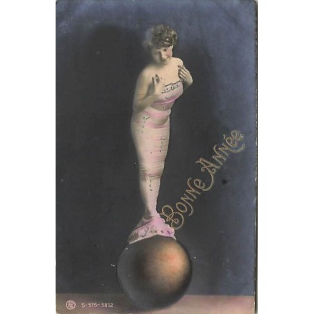 n°27328 - Carte en relief - Bonne Année - Femme sirène debout sur une sphère en relief - surréalisme