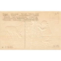 n°27342 - Carte Gaufrée - 6223 - Noël - Enfants allumant les bougies d'un sapin, près de biches