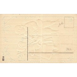 n°27424 - Carte Gaufrée - Noël - Fröhliche Weihnachten - Deux jeunes gens apportant cadeaux et un sapin