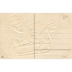 n°27431 - Carte Gaufrée - Noël - Fröhliche Weihnachten - Deux jeunes déposant sur une luge, un sapin