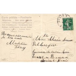 n°27585 - Carte Gaufrée - Clapsaddle - Heureuses Pâques - Jeune garçon offrant un oeuf à une fillette