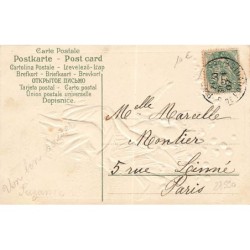 n°27590 - Carte Gaufrée - Fantaisie - Souvenir de Mai - Fée assise près de brins de muguet