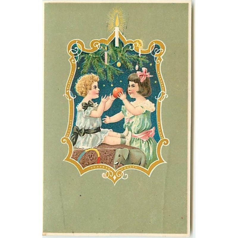 n°13127 - Fillettes avec une pomme sous un sapin