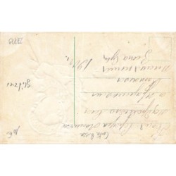n°27779 - Carte Gaufrée Russe avec Paillettes - Pâques - Jeune fille montrant un oeuf à un mouton