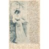 n°27805 - Fantaisie - Jeune femme appuyée contre un mur tenant un livre