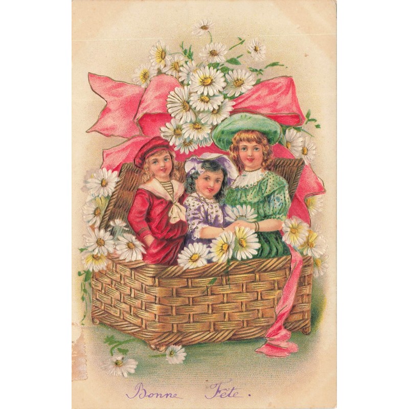n°27832 - Carte Gaufrée - Fantaisie - Deux fillettes et un garçon dans une malle en osier remplie de marguerites