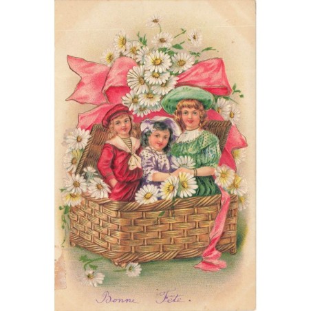 n°27832 - Carte Gaufrée - Fantaisie - Deux fillettes et un garçon dans une malle en osier remplie de marguerites
