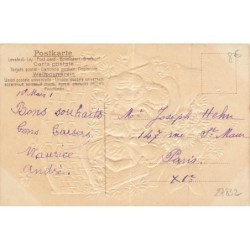 n°27832 - Carte Gaufrée - Fantaisie - Deux fillettes et un garçon dans une malle en osier remplie de marguerites