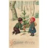 n°27862 - Carte Gaufrée - Bonne Année - Deux enfants coupant un sapin dans la forêt