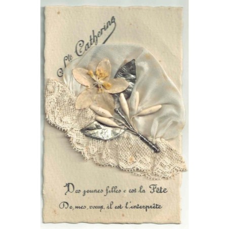 n°27953 - Sainte-Catherine - Un Bonnet avec des fleurs et de la dentelle
