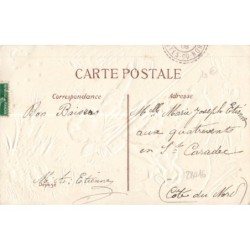n°28016 - Carte Gaufrée - Heureux Noël - Ange près d'un sac rempli de jouets, s'éclairant avec une lanterne