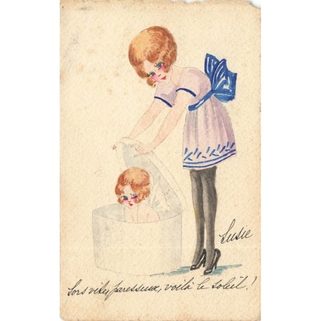 n°28153 - Carte peinte à la main - Susie - Jeune fille ouvrant une boite à chapeau contenant un ange
