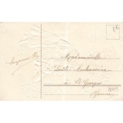 n°28429 - Carte Gaufrée - Bonne Année - Jeune fille accrochant un mot à une colombe, près d'un colombier