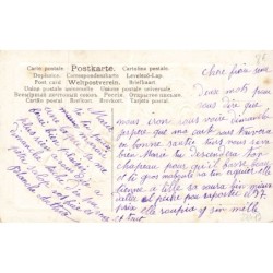 n°28479 - Carte Gaufrée - Amitié Sincère - Garçon assis sur des tiges de Coquelicots