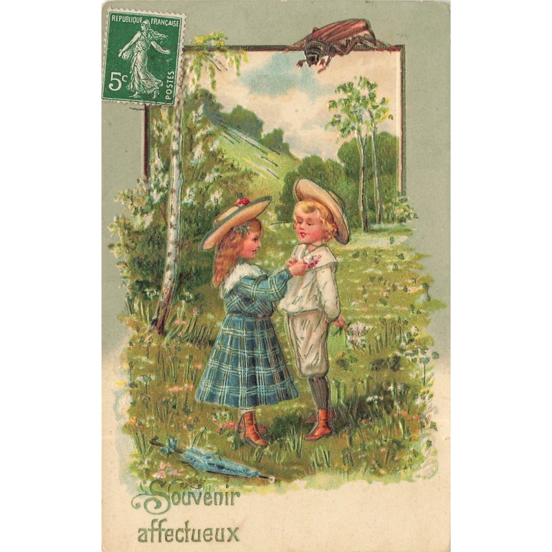 n°28536 - Carte Gaufrée - Souvenir Affectueux - Fillette mettant des fleurs à la boutonnière d'un garçon