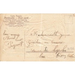 n°28536 - Carte Gaufrée - Souvenir Affectueux - Fillette mettant des fleurs à la boutonnière d'un garçon