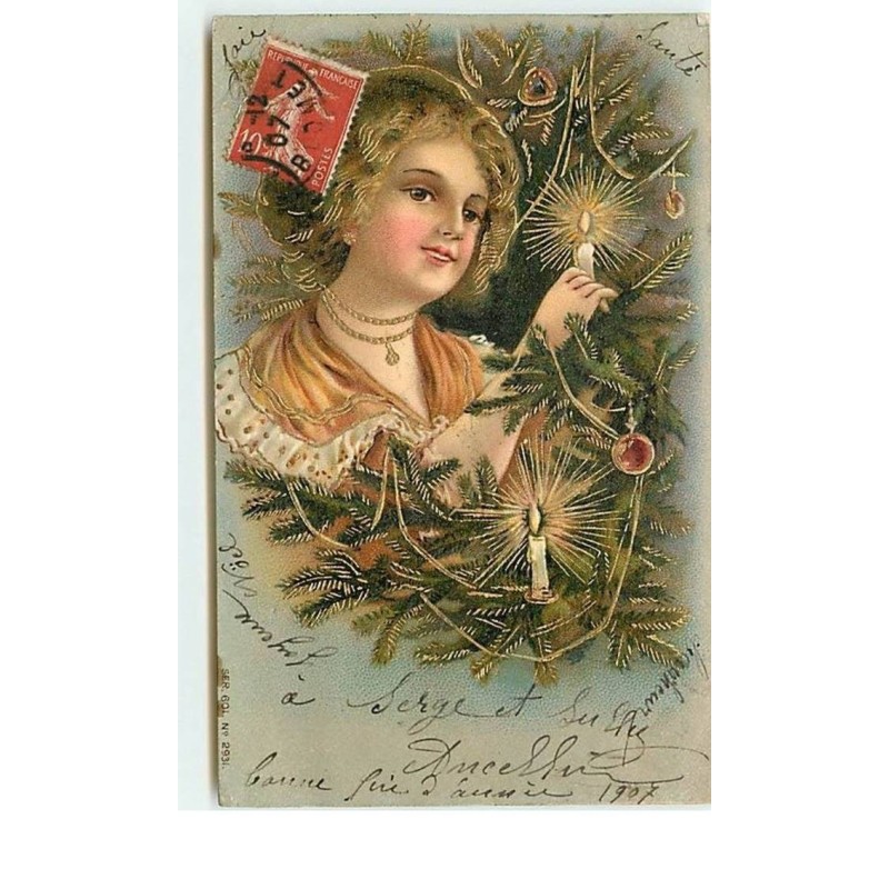 n°13442 - Carte Gaufrée - Jeune femme allumant une bougie sur un sapin