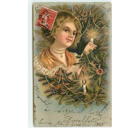 n°13442 - Carte Gaufrée - Jeune femme allumant une bougie sur un sapin