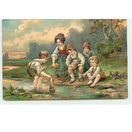 n°13448 - Carte Gaufrée - Enfants jouant avec un bateau au bord de l'eau