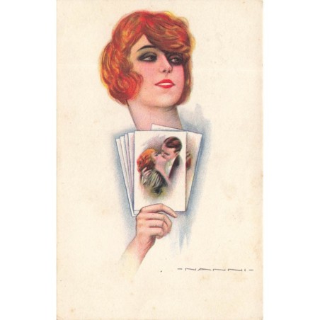 n°28611 - Illustrateur Nanni - Jeune femme tenant des cartes postales - Baiser - Deltiology