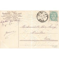 n°28668 - Carte Gaufrée - Joyeuses Pâques - Jeune fille câlinant des moutons