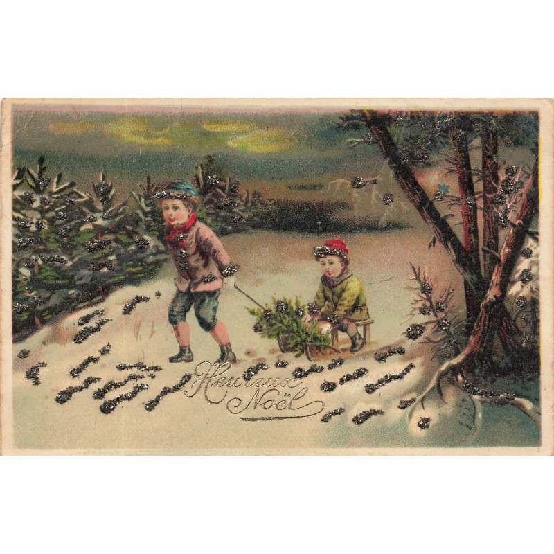 n°28723 - Heureux Noël - Garçons portant un sapin avec une luge - Carte avec paillettes