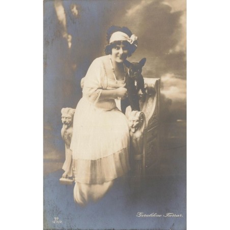 n°28736 - Animaux - Chien - Géraldine Farrar avec son Bouledogue français