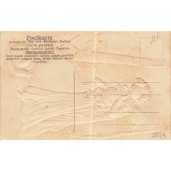 n°28924 - Carte Gaufrée -Fröhliche Ostern - Fée tenant en laisse des papillons, et parlant à un escargot