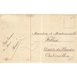 n°28925 - Carte Gaufrée - Joyeux Noël - Père Noël debout sur la mappemonde